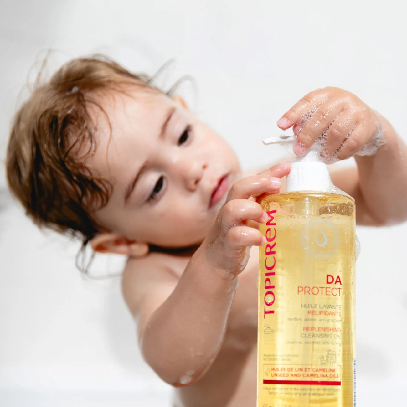 Gentle sulfate-free cleansing oil for eczema-prone and very dry skin by Topicrem.