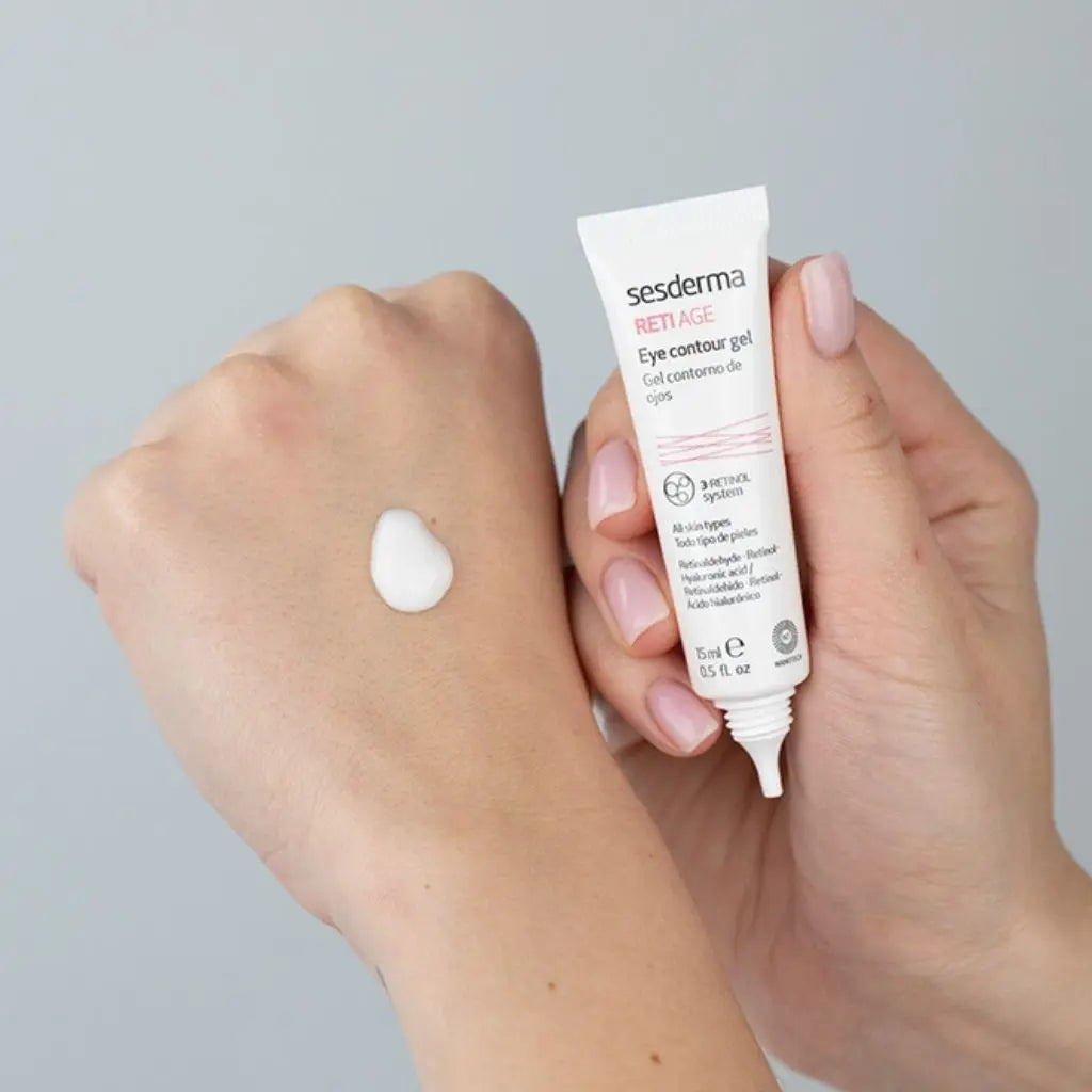 Eye contour treatment with hyaluronic acid and antioxidants for smoother-looking skin.